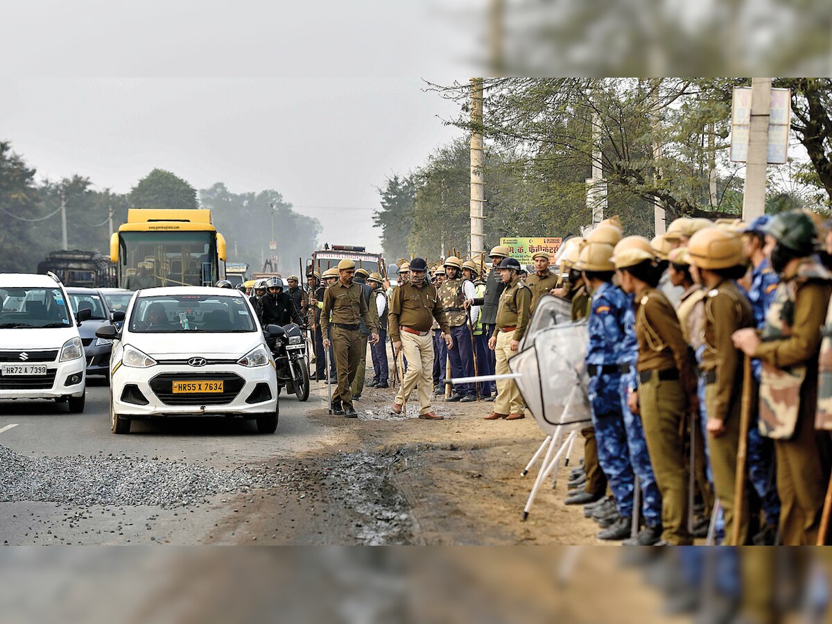 Karni Sena members pelt stones, vandalise cars outside theatre