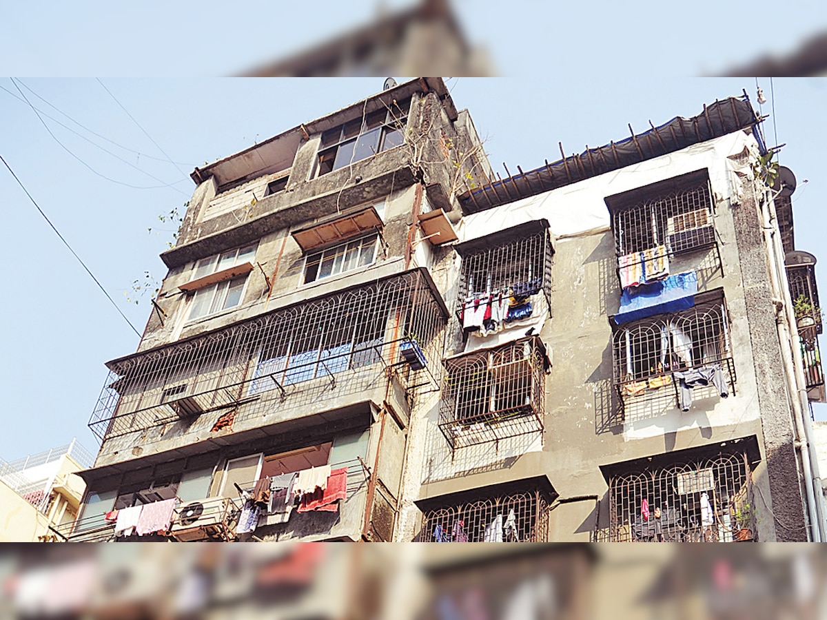 Mumbai Fire Brigade evacuates 21 families from building
