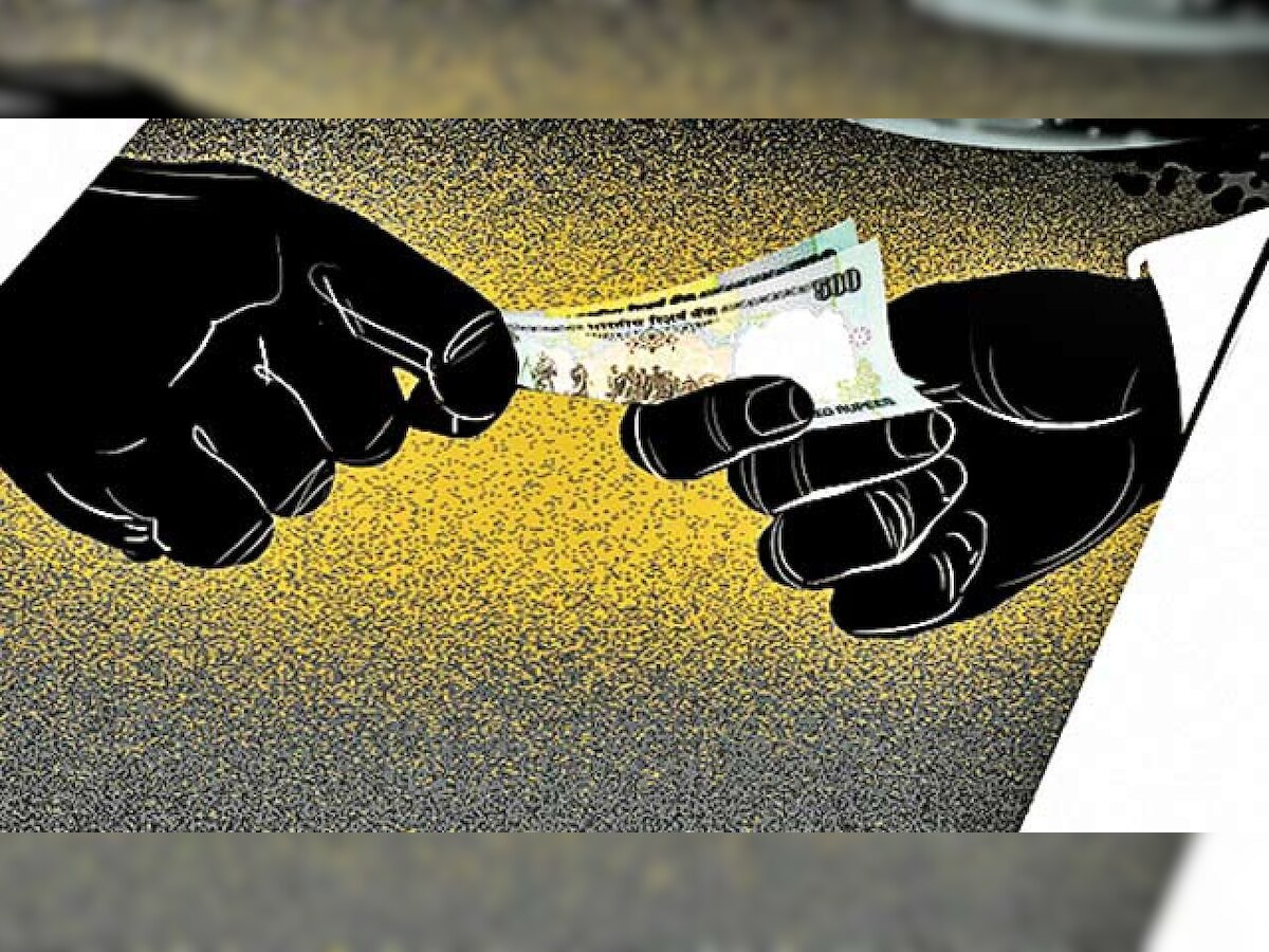 Kolhapur: Caught accepting Rs 300 bribe, woman constable tries to swallow money
