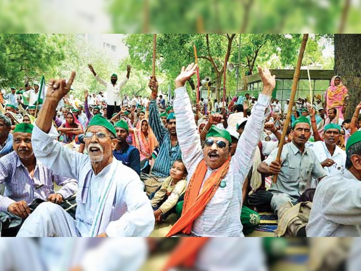 Farmers bury themselves in pits to protest in Rajasthan