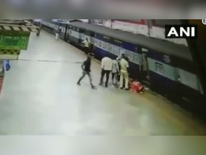 Watch: Mumbai woman loses balance while boarding train and then this ...