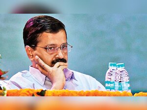 Pls don’t obstruct work, AAP govt tells protesting officers