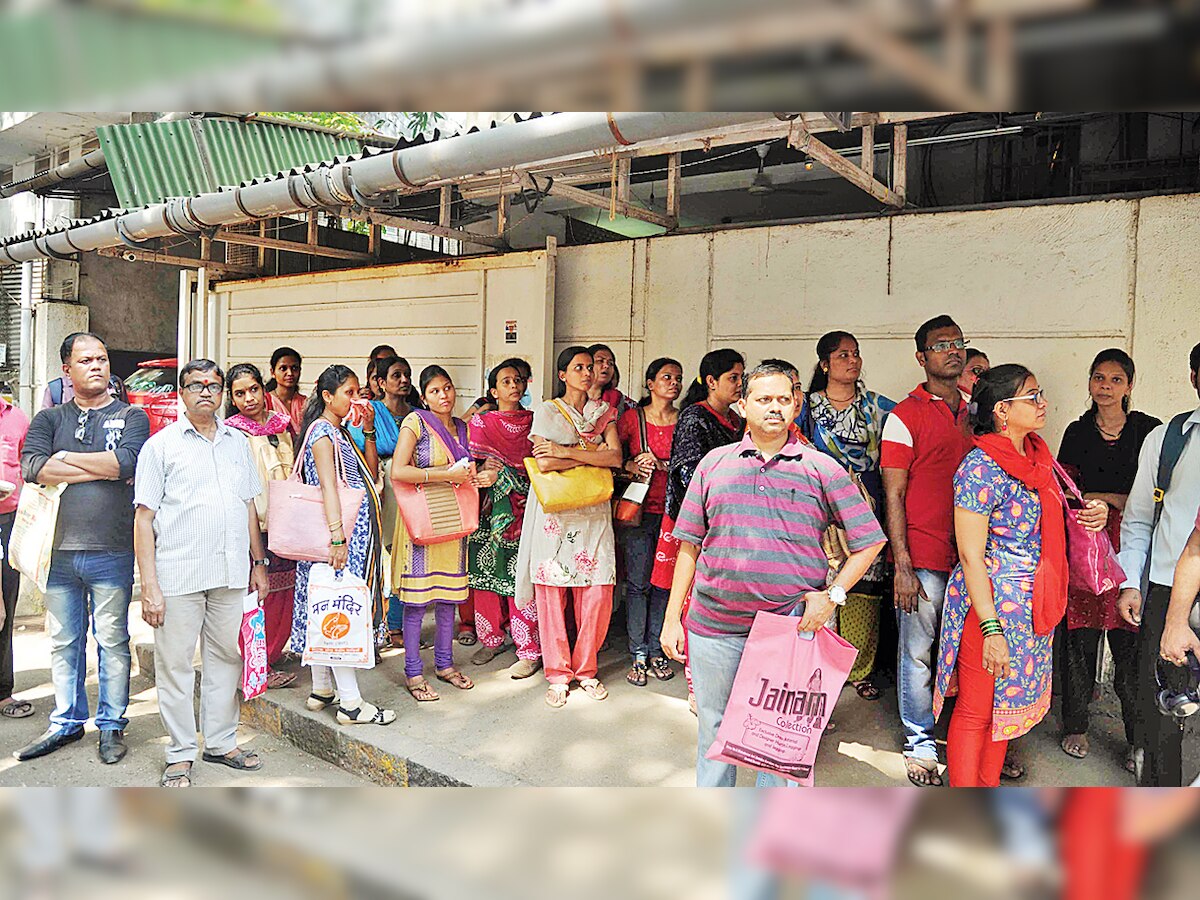 Too busy sketching cartoons, Raj Thackerey refuses to meet unemployed Gitanjali staff