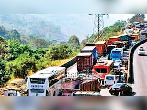 Extended weekend trip leads to traffic snarls on Mumbai-Pune Expressway