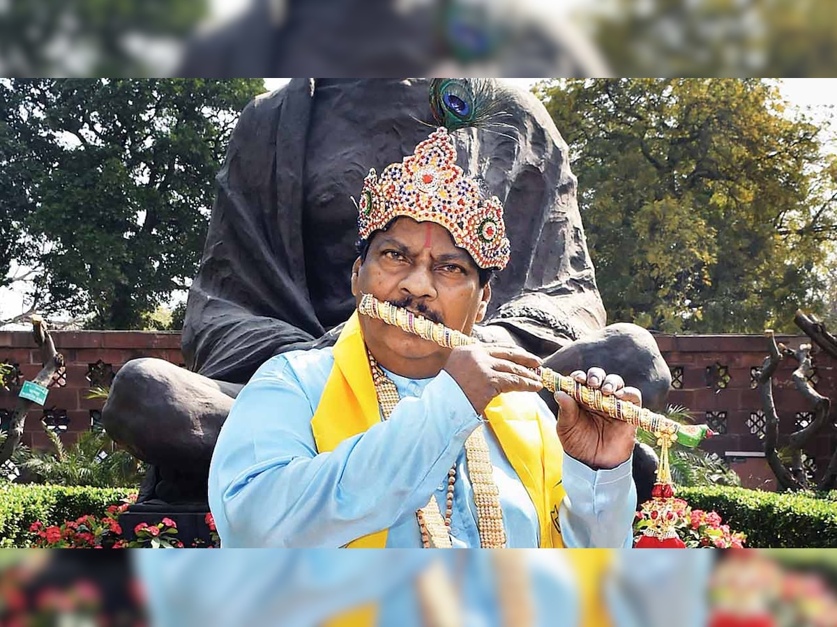 TDP MP Naramalli Siva Prasad protests in Krishna avatar