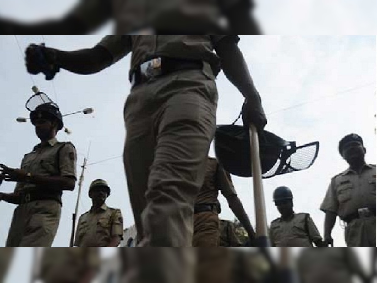 Photo journalist working with a Hindi daily allegedly manhandled by police during sealing drive