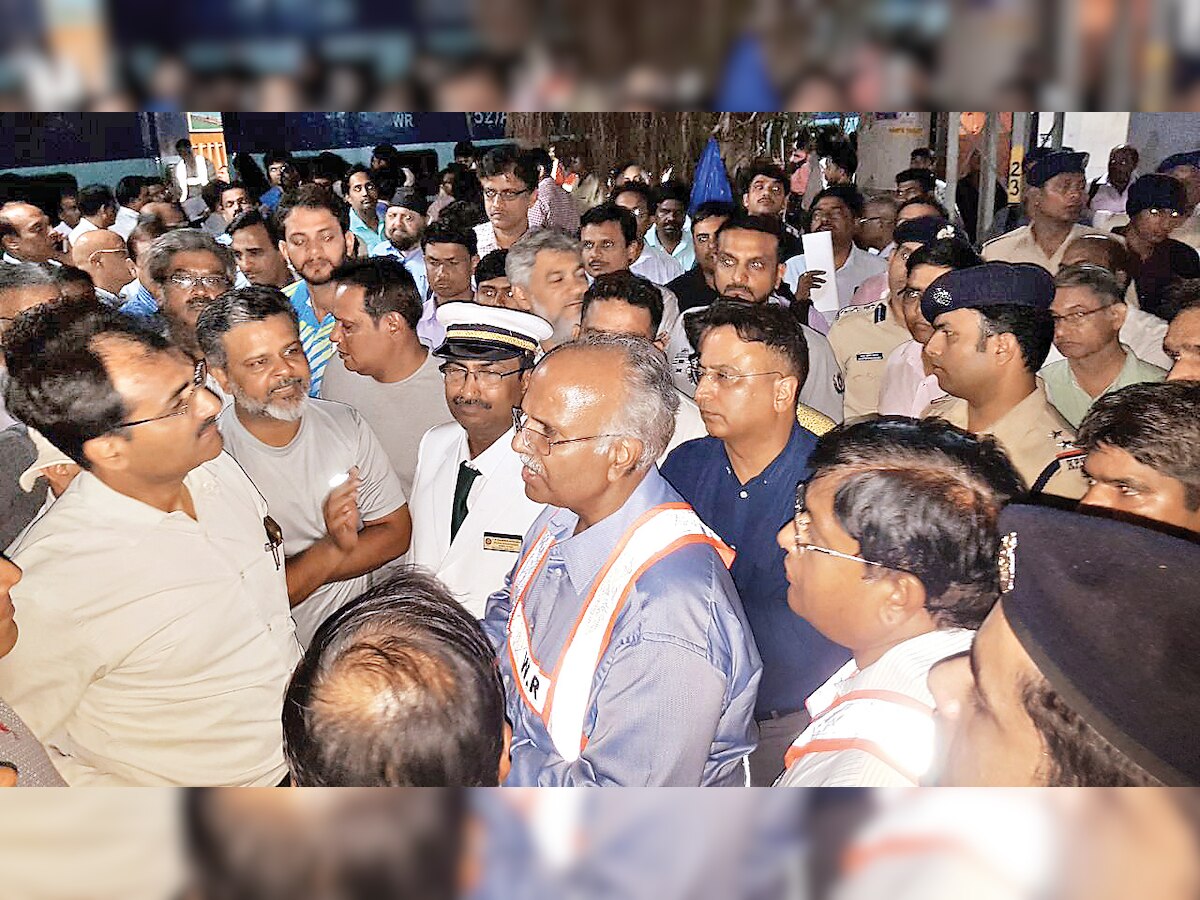 Western Railway boss visits Jogeshwari station on night-long inspection