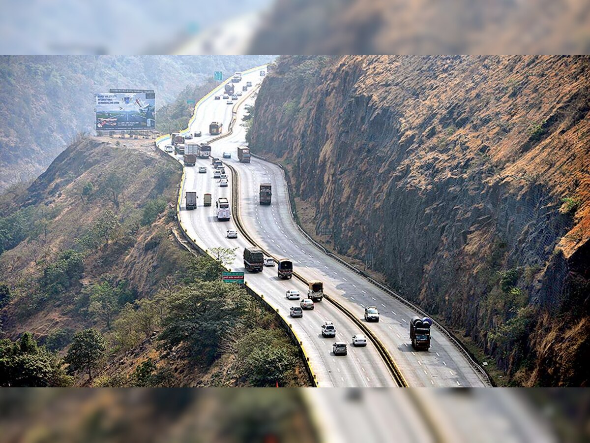 Mumbai-Pune Expressway: Traffic jam reported after container overturns