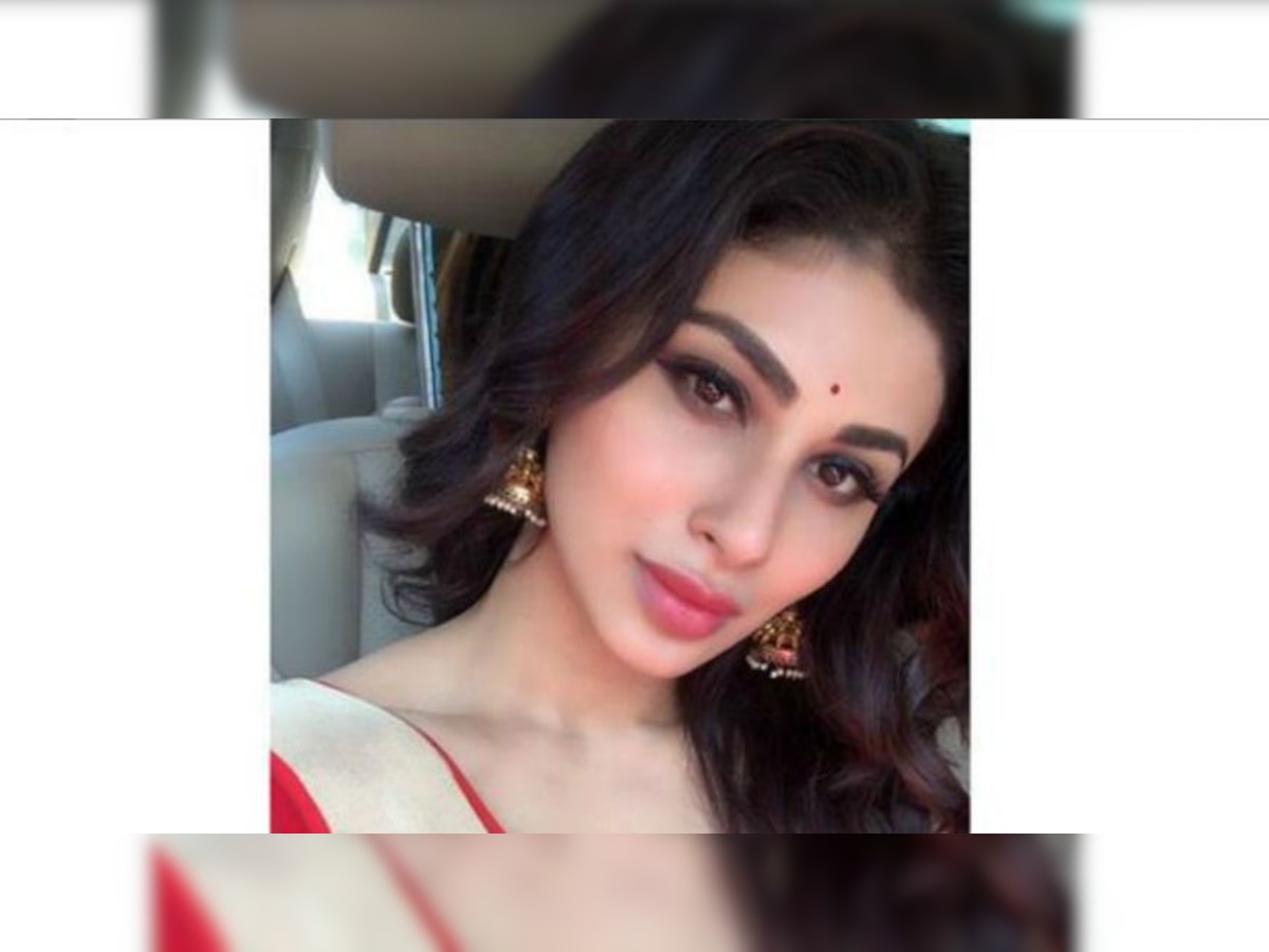 'Naagin' actress Mouni Roy looks stunning in red saree, pics inside