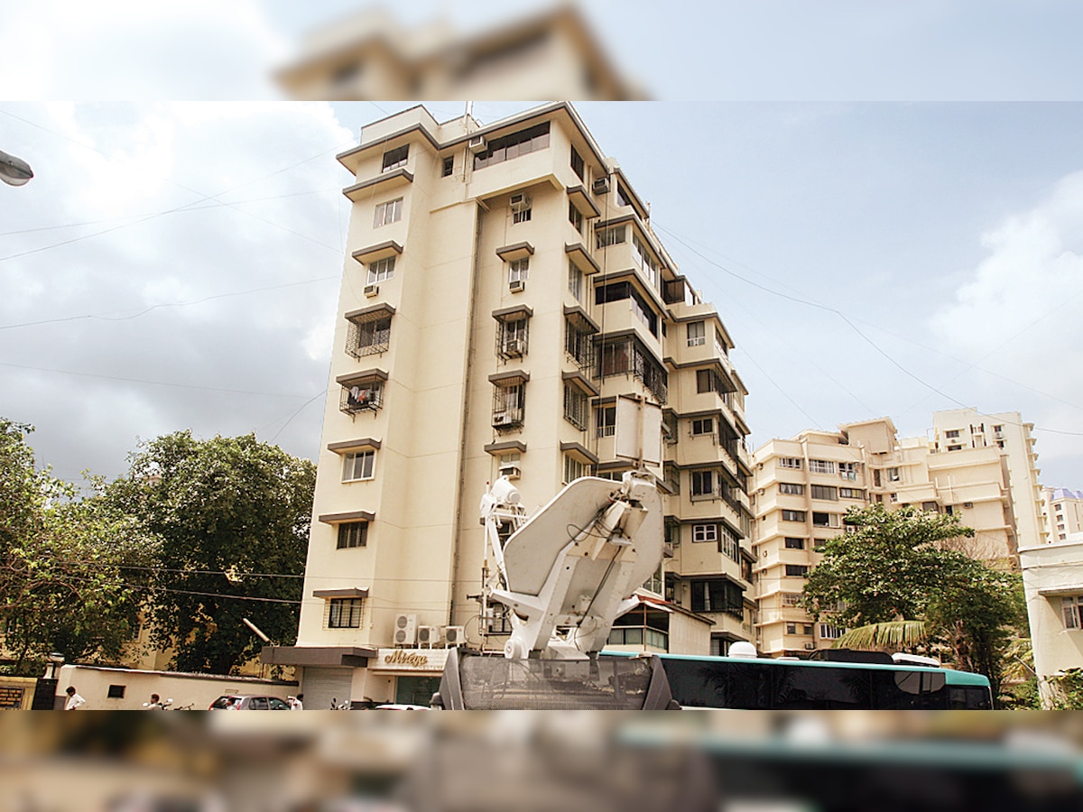 Fan climbs wall of Galaxy apartment to meet Salman Khan