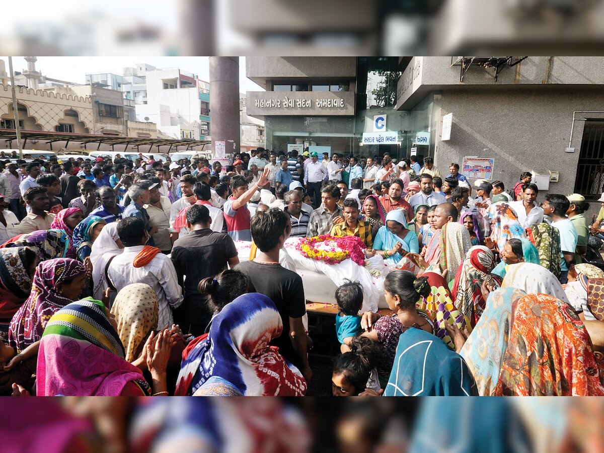 Sanitation worker dies on duty, union demands job for kin