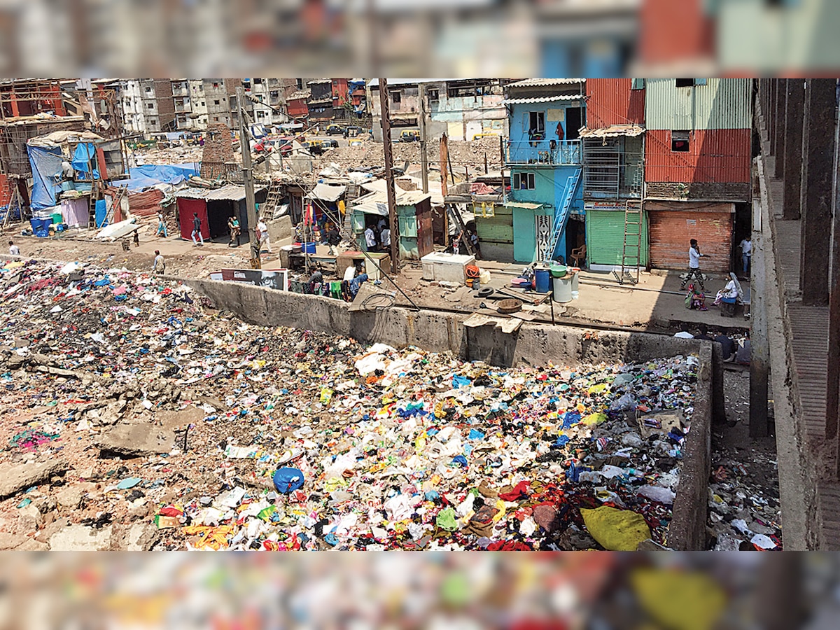Clear encroached land near Bandra station: BMC to Western Railway