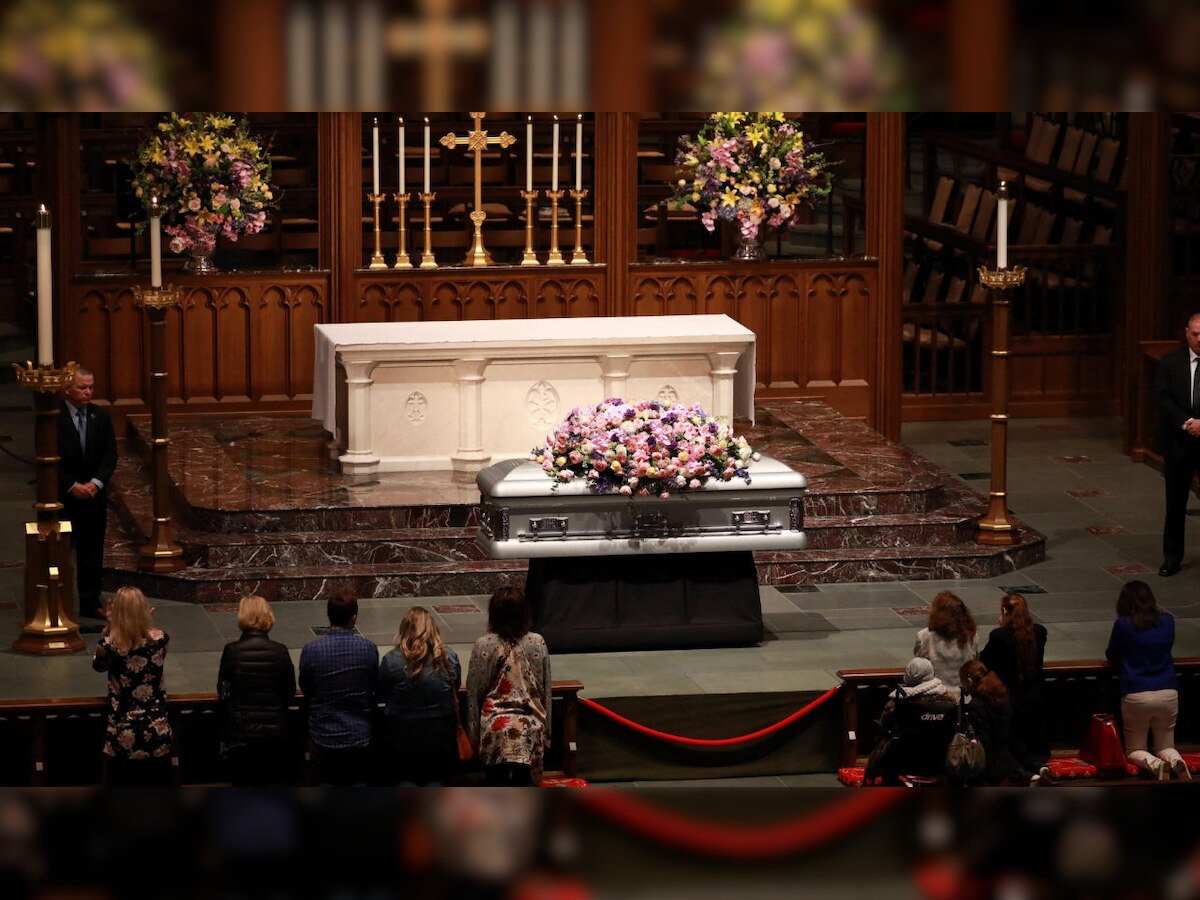Thousands pay respect to Barbara Bush at public viewing