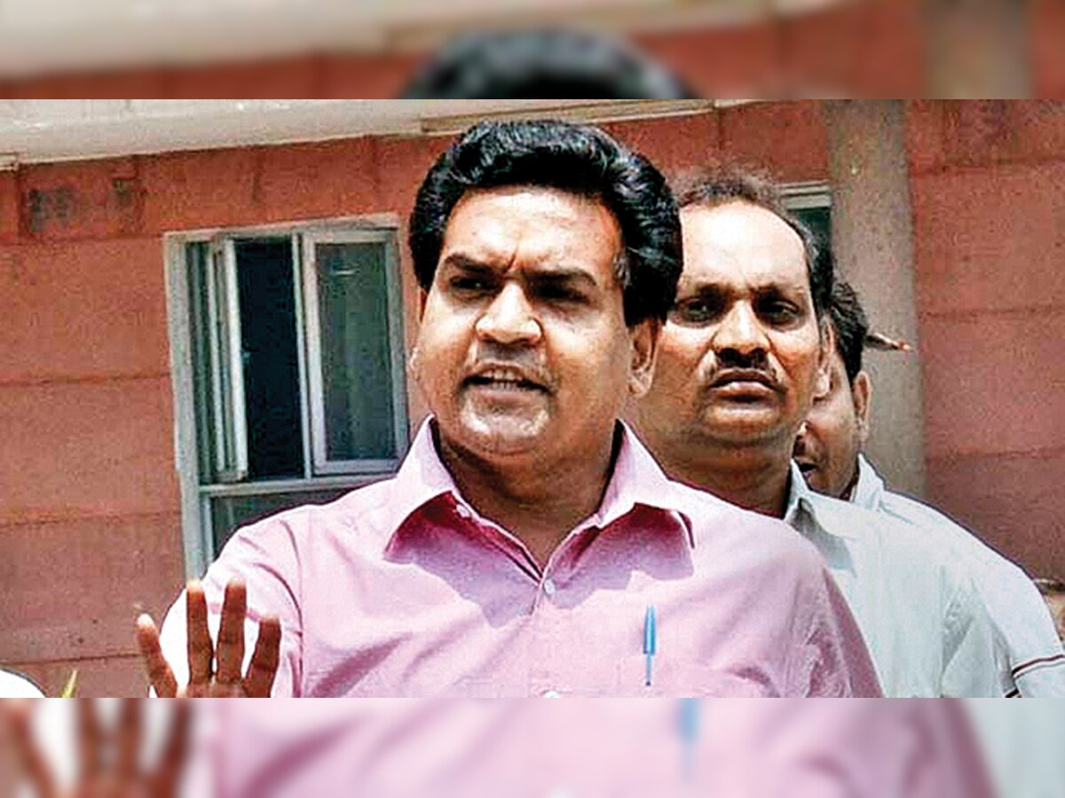 Rebel AAP leader Kapil Mishra writes in blood to flag a green concern