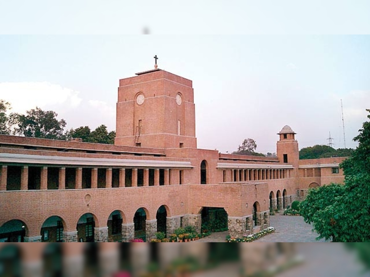 Protest outside St Stephen's College against visit of UGC team on grant of autonomous status