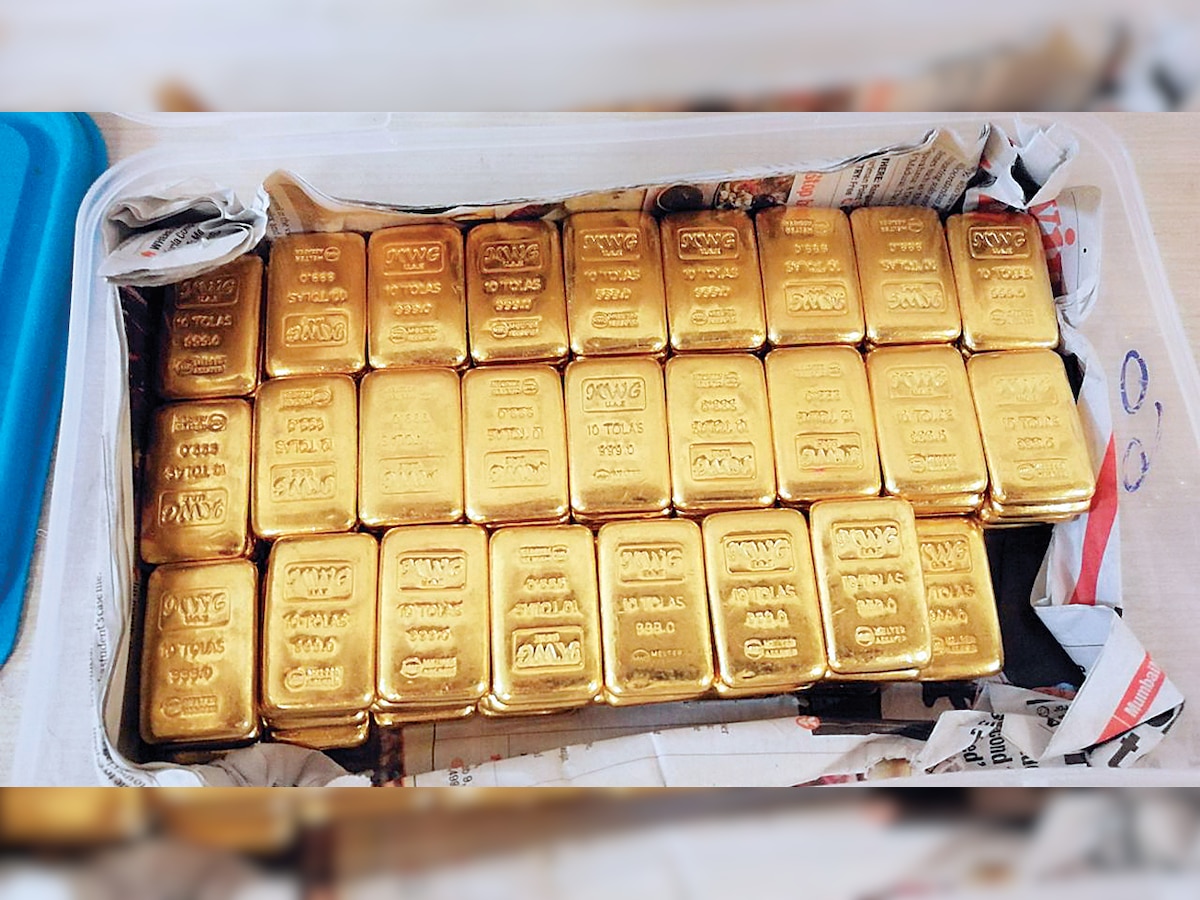 Mumbai bizmen held for smuggling 22.8 kg gold