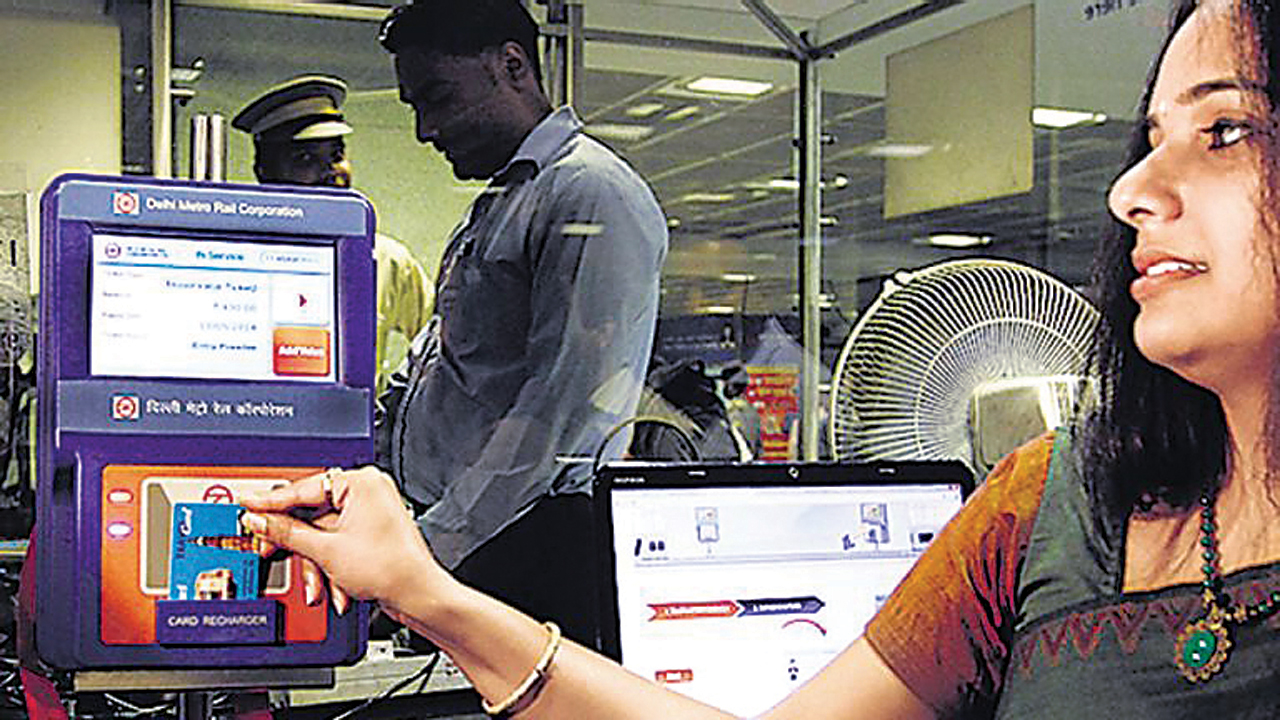 Delhi Metro Rail Corporation closes token counters to promote smart cards