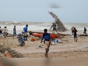 6 dead, 30 missing as powerful cyclone strikes Oman, Yemen