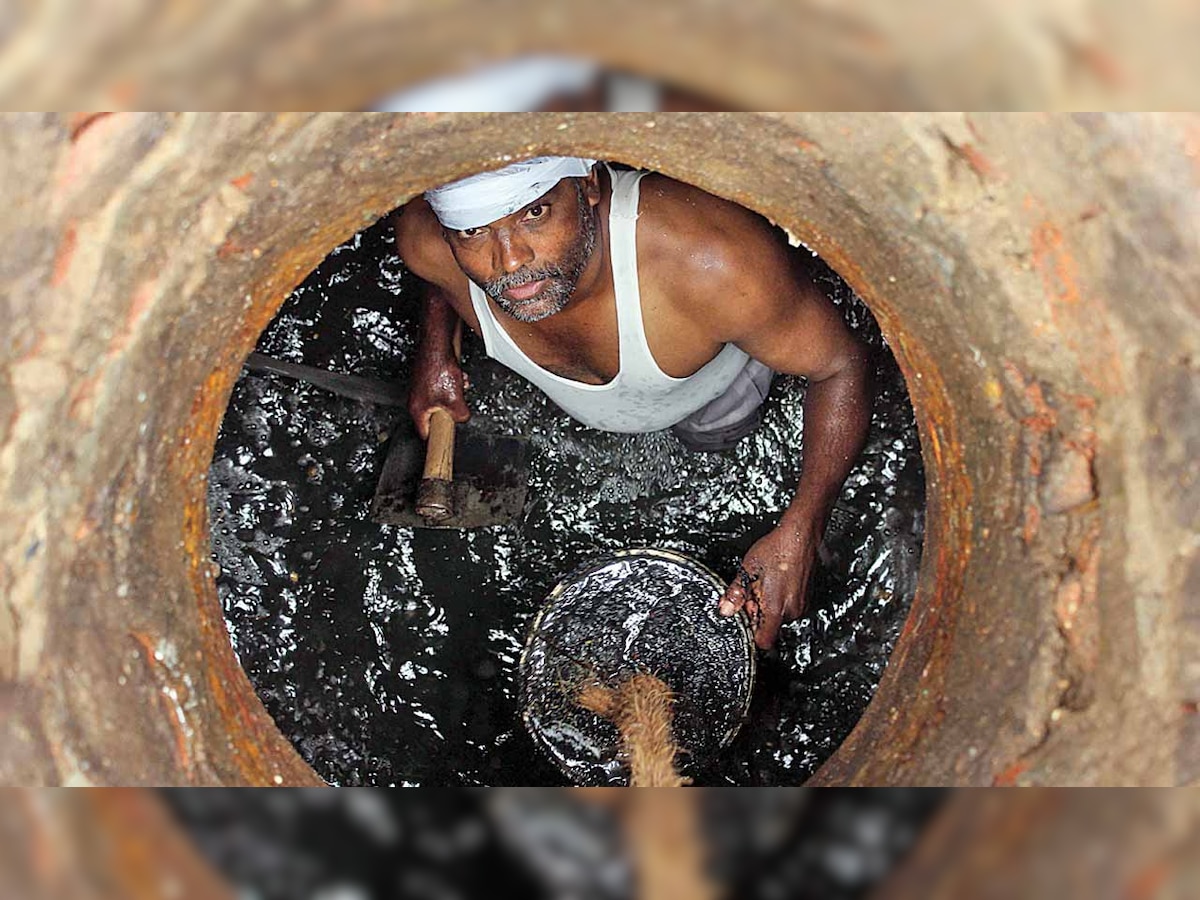 Gujarat: Man dies while cleaning manhole