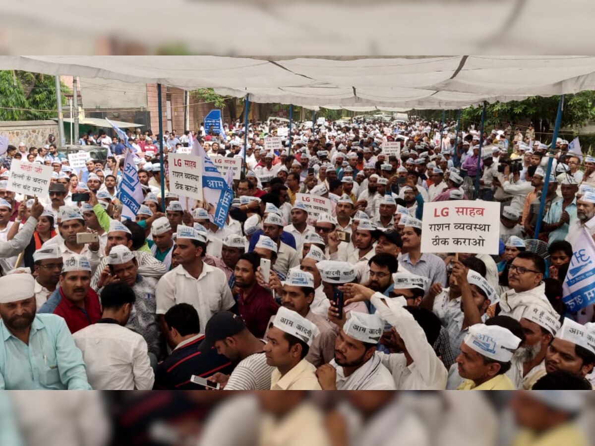 AAP takes war against LG Anil Baijal to streets, hundreds protest outside Raj Niwas 