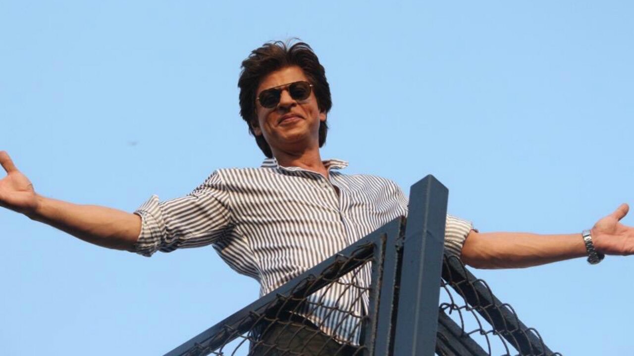 Jhoome Jo Pathan | SRK has arrived with his signature pose :  r/BollyBlindsNGossip