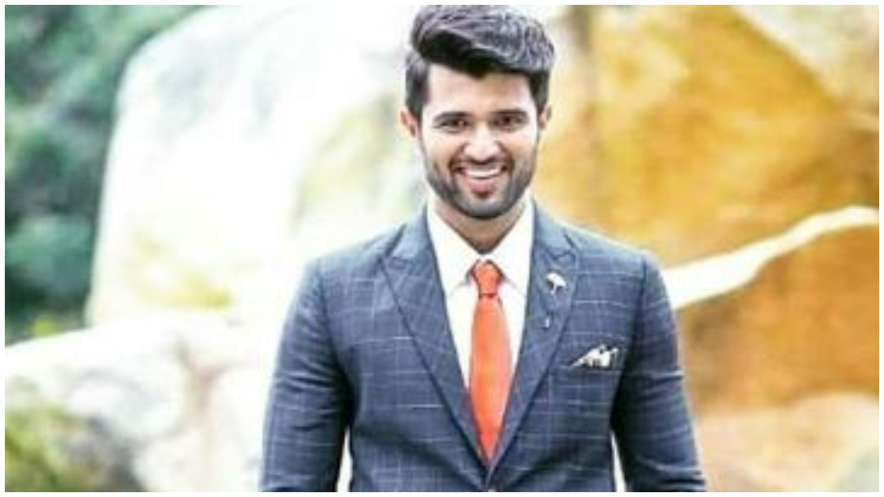 Vijay Devarakonda all set to make a singing debut with 'Naino ki Arziyaan' Vijay Devarakonda all set to make a singing debut with 'Naino ki Arziyaan'