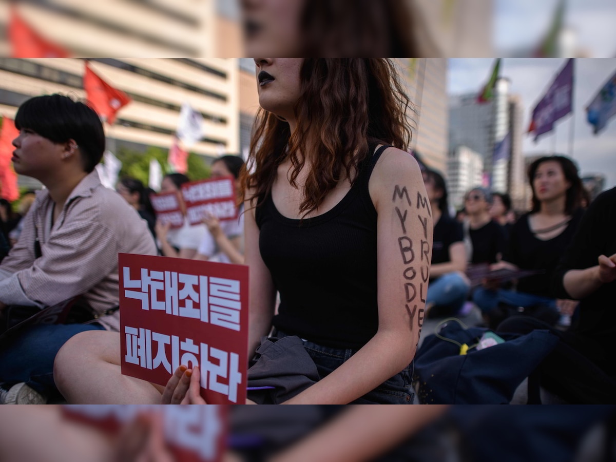 1200px x 900px - My life is not your porn: 18,000 South Korean women protest against hidden  cameras