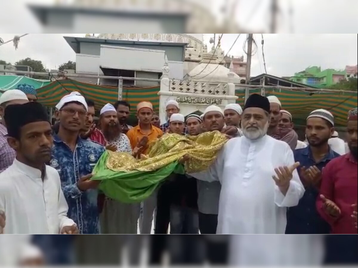 As Atal Bihari Vajpayee continues to remain critical, Ajmer Sharif devotees pray for his good health