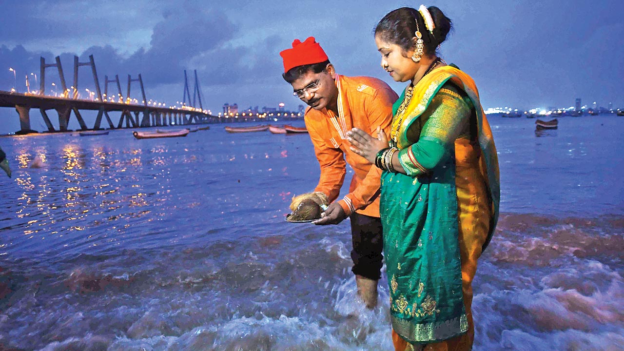 Mumbai Citizens Celebrate Narali Purnima Raksha Bandhan Over Weekend mumbai-citizens-celebrate-narali-purnima-raksha-bandhan-over-weekend