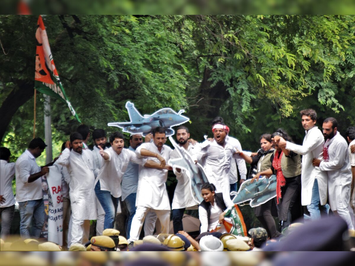 Youth Congress stages protest against Modi govt's Rafale deal in Delhi