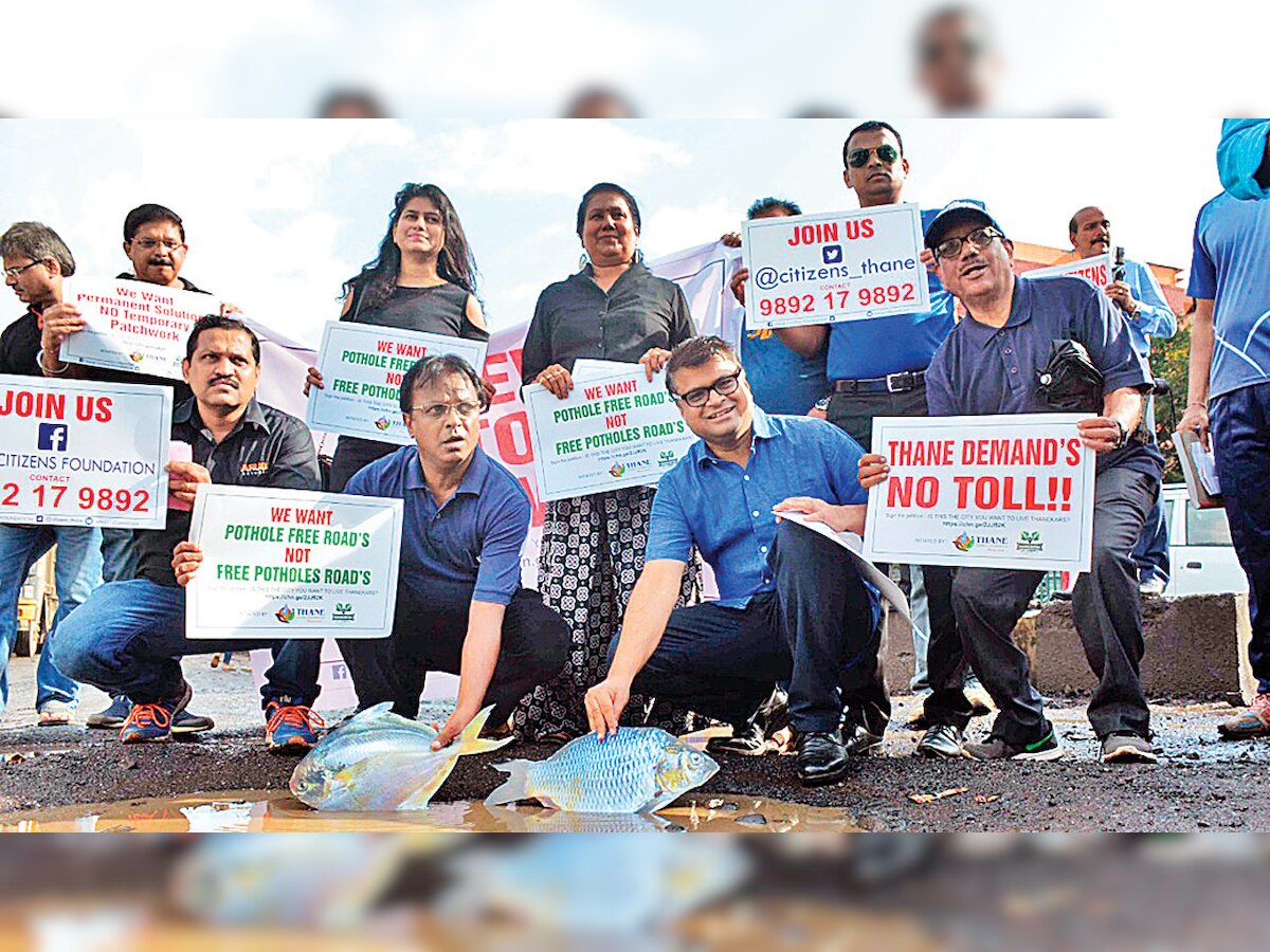 Thanekars form human chain against civic apathy