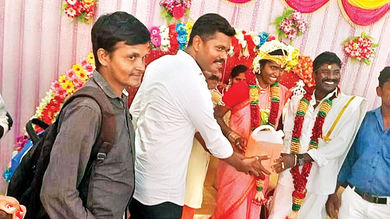 Friends gift bottles of petrol, diesel to couple as wedding gift in Tamil  Nadu | Chennai News - Times of India
