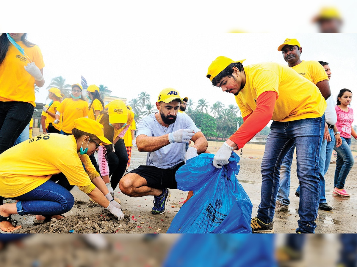 Eco-Ganesha: DNA initiates Juhu beach clean-up a day after visarjan