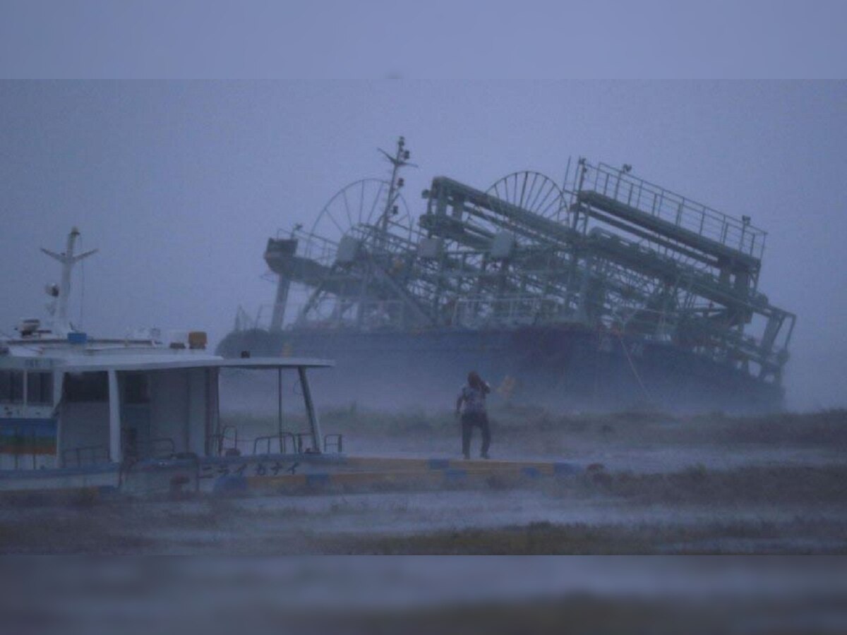 Powerful typhoon nears Tokyo after losing some strength