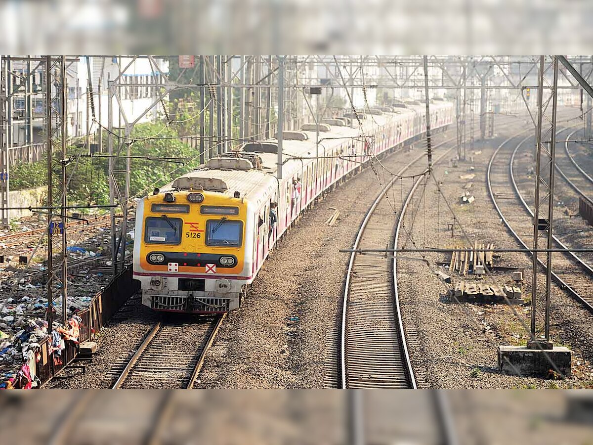 Traffic snarl at Kalwa LC gate, train services of Central Railway delayed