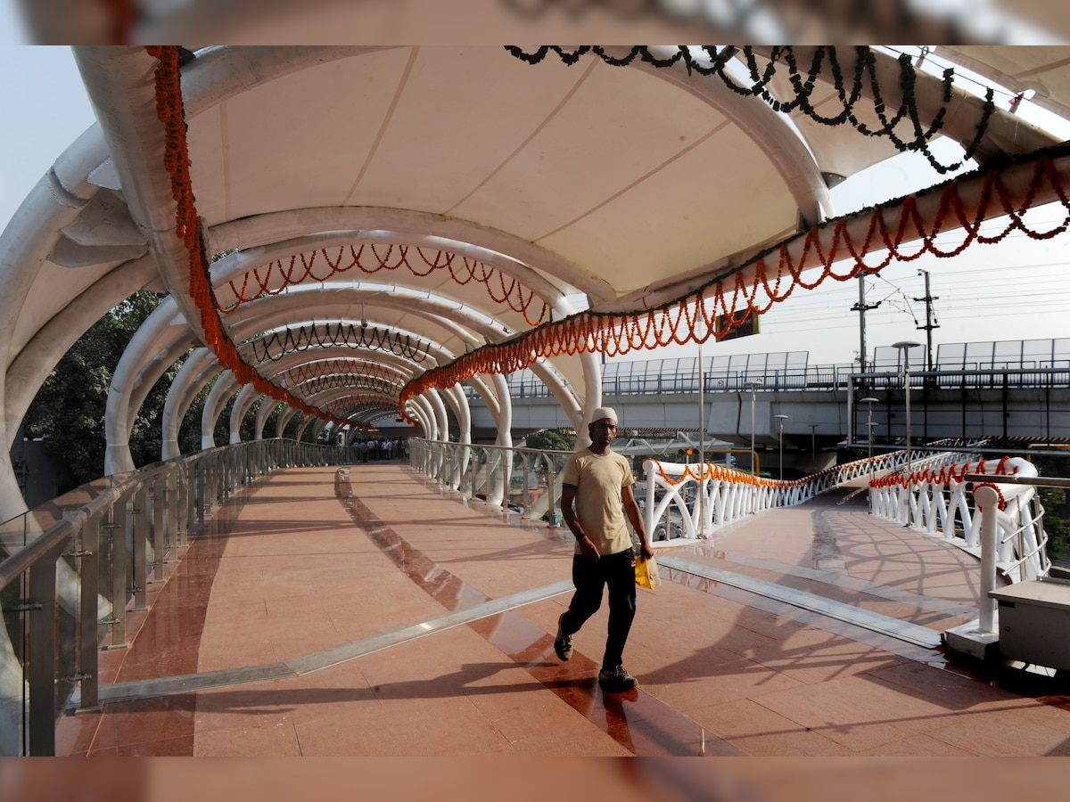 Delhi firm hires bouncers to keep ITO Skywalk free of lovers 