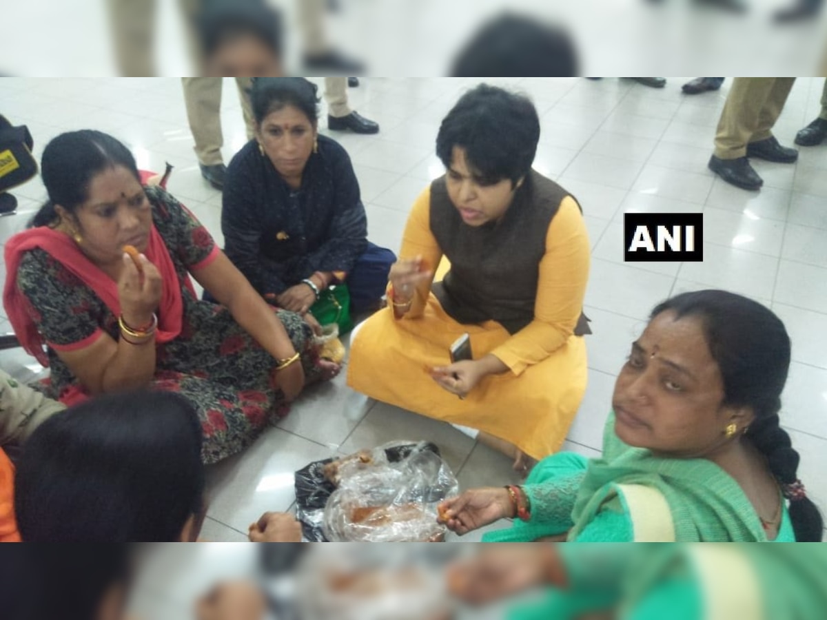 Trupti Desai stranded at Kochi airport, faces massive protest, no cab will take her to Sabarimala,says Rahul Easwar ‏ 