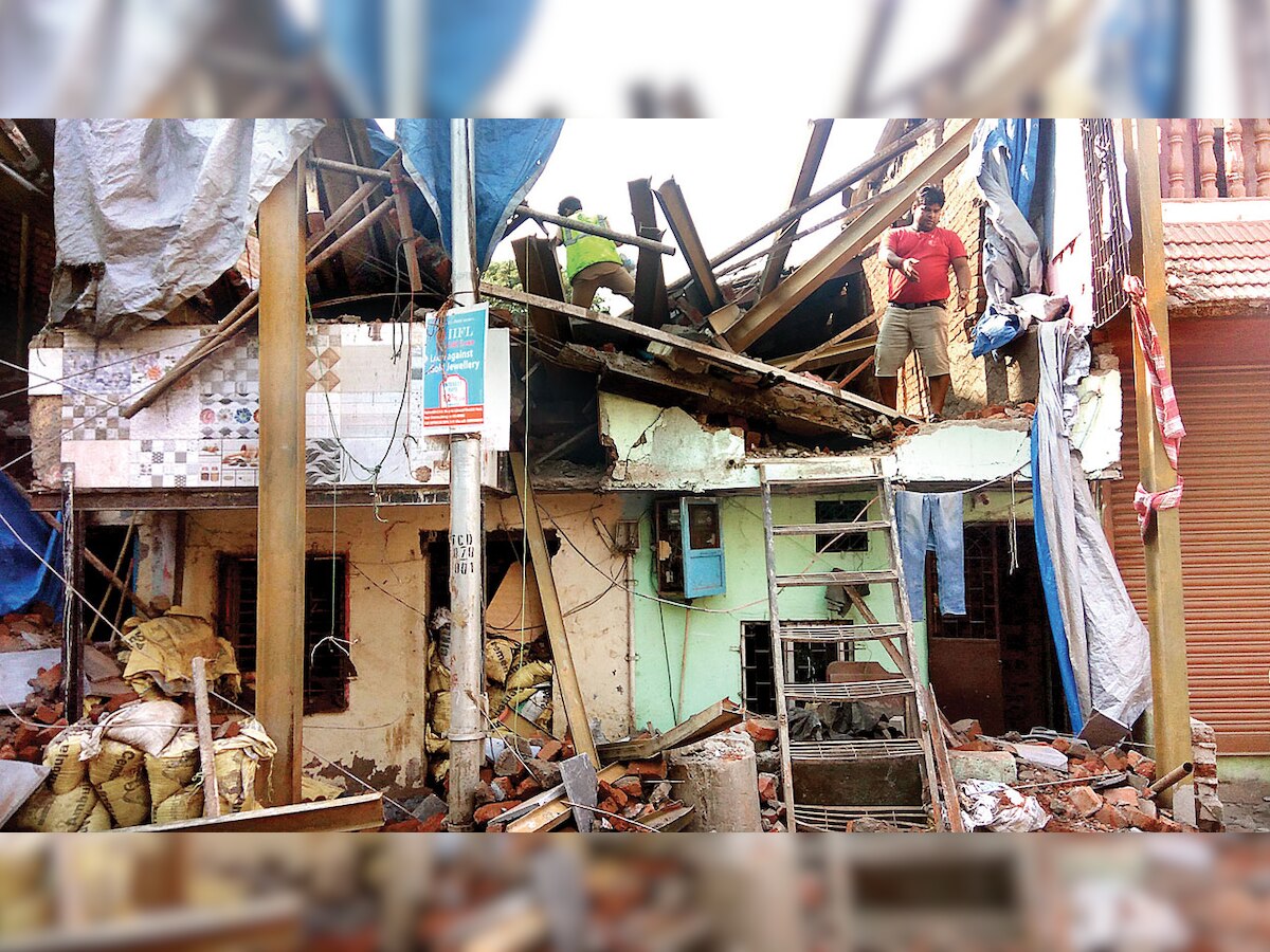Goregaon house falls: Local altruist brings solace to kin