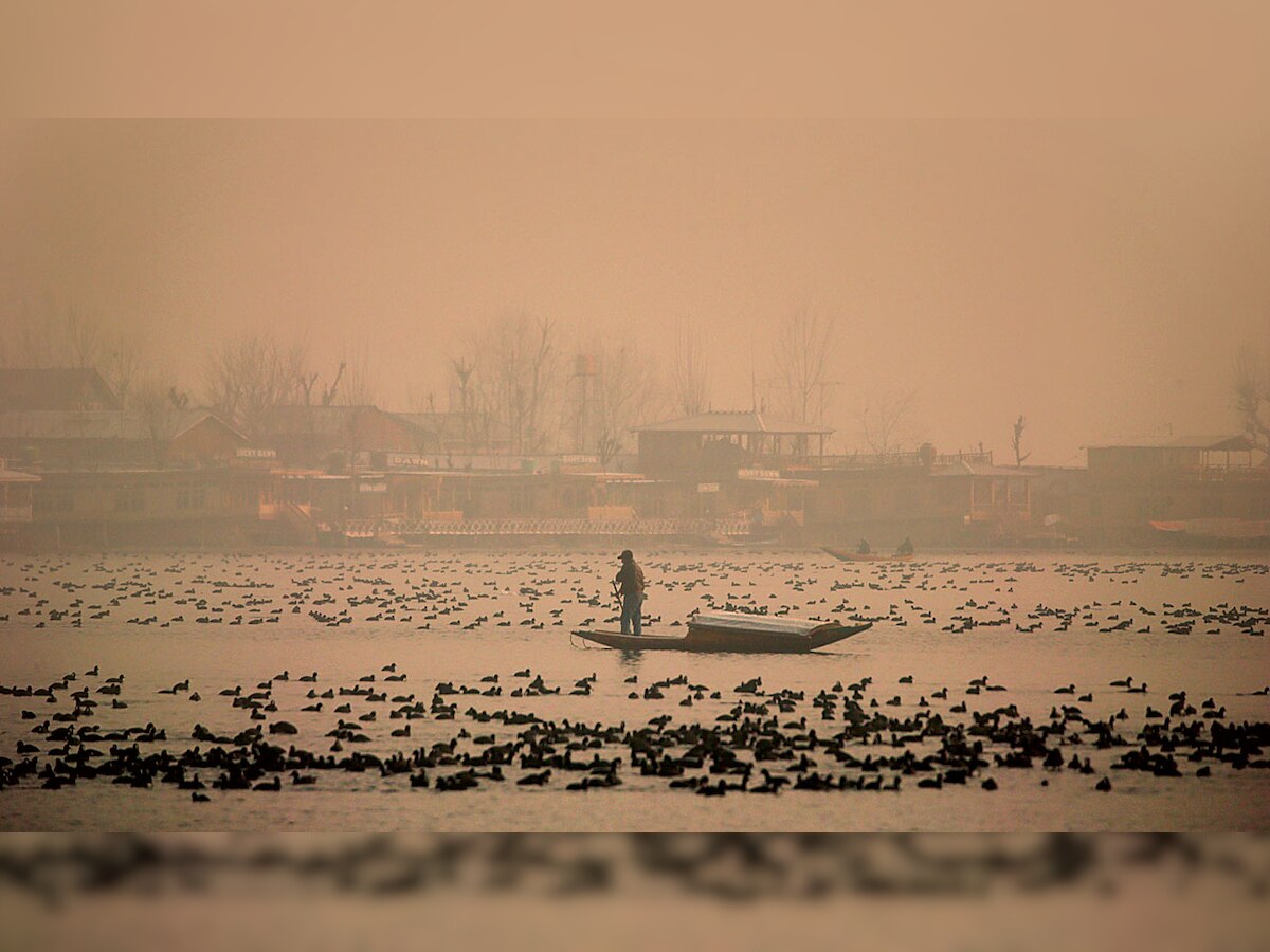 Dal Lake starts to freeze, cold wave to grow bitter