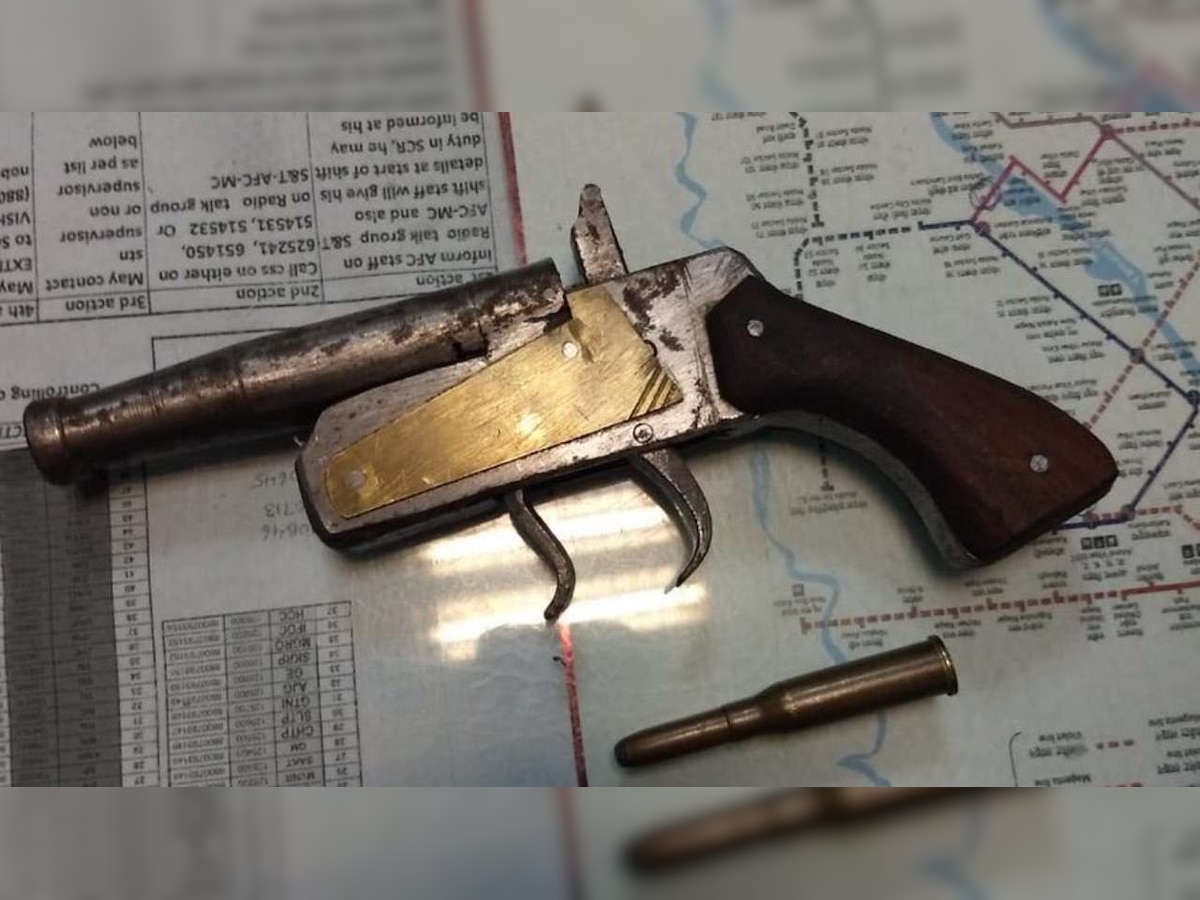 Student of Jamia Millia Islamia held with country-made pistols