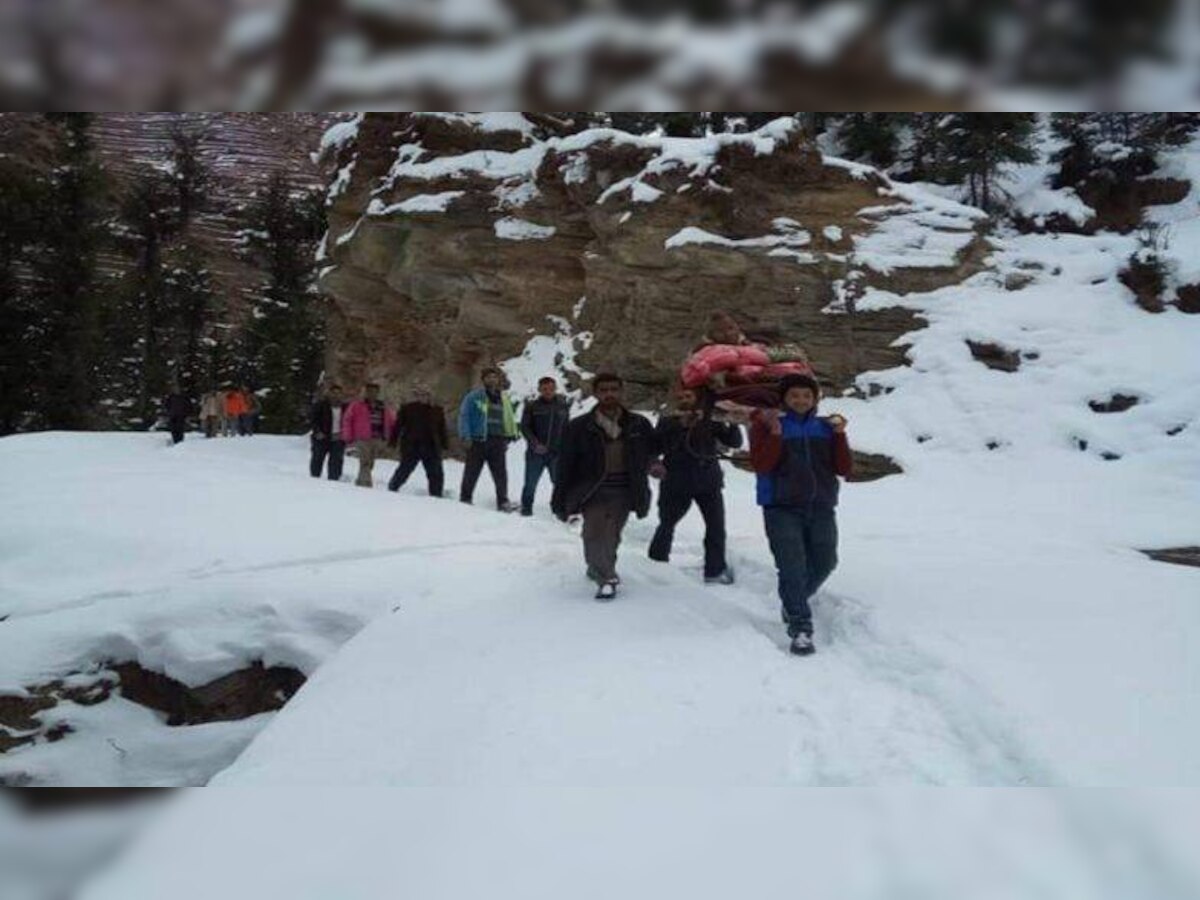 Himachal Pradesh: Heavy snowfall forces locals to carry 70-year-old on palanquin to hospital 