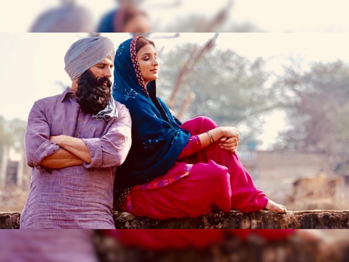 Parineeti Chopra looks happily in love with Akshay Kumar in this throwback still from 'Kesari'