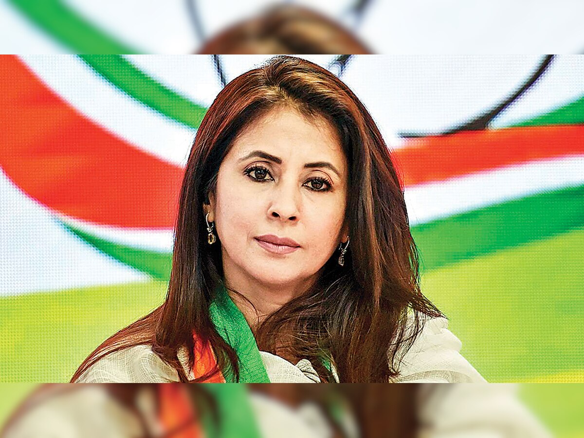 Public in Malad market greets Urmila Matondkar with Modi chants