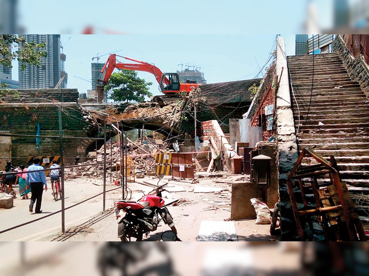 BMC removes structures to demolish Delisle Bridge