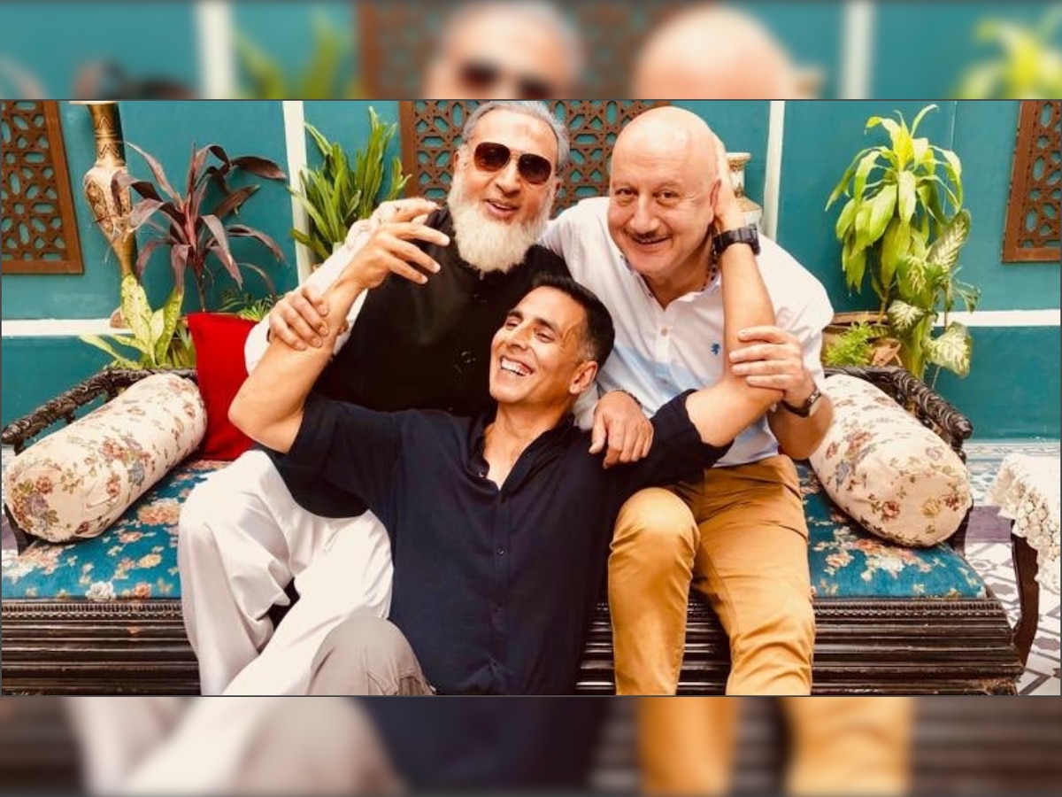 Akshay Kumar takes his fans back to the 90s, shares pic with Anupam Kher and Gulshan Grover!