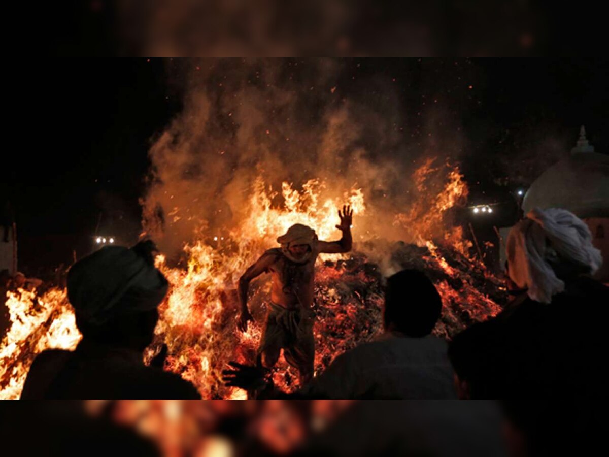 Kolkata mayor announces stipend for Hindu priests who do last rites