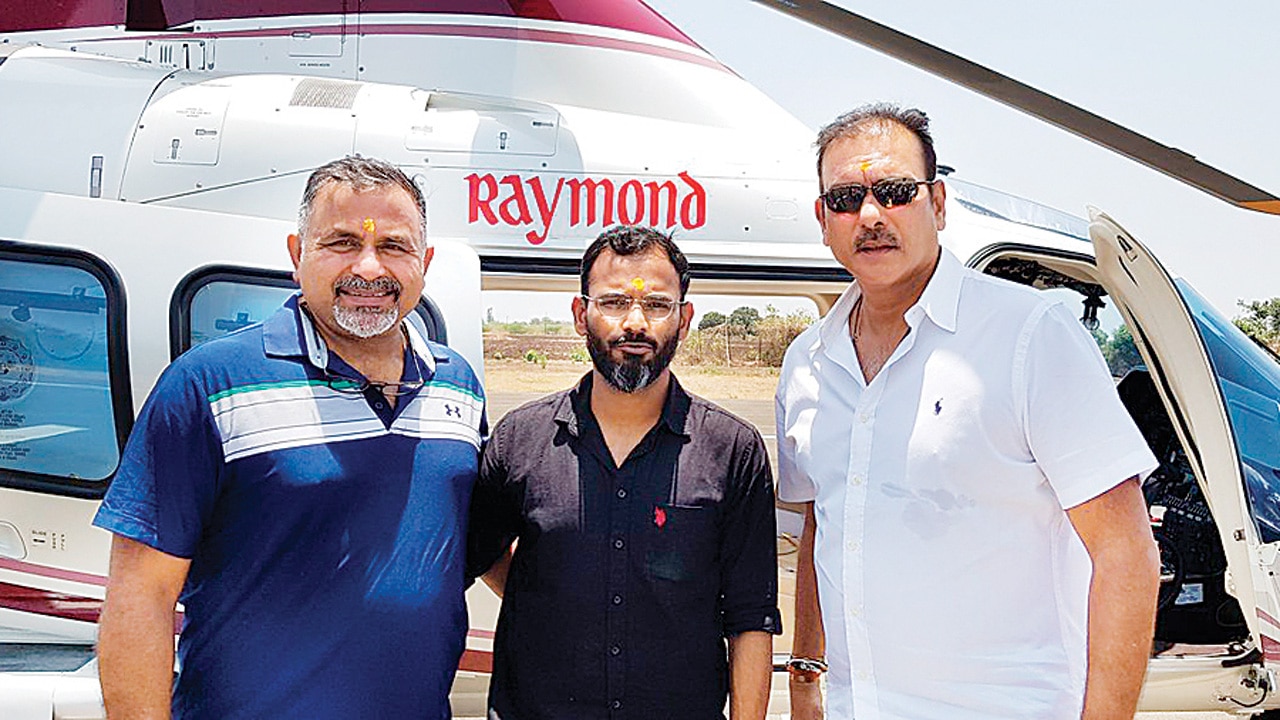 Head coach Ravi Shastri (R) with bowling coach Bharat Arun (L) and fielding coach R Sridhar