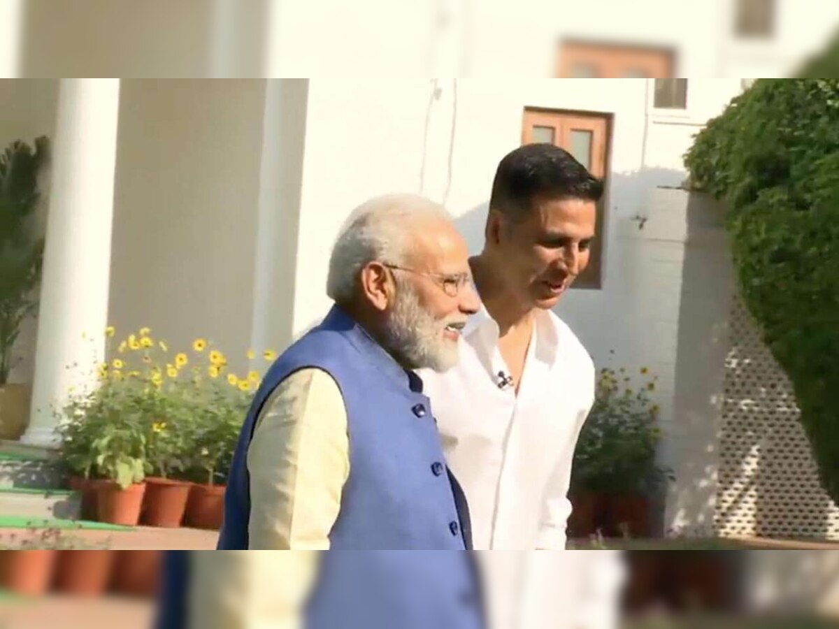 Akshay Kumar congratulates PM Modi for 'historic win'