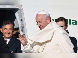 Pope Francis urges Hungarians and Romanians to put troubles behind them