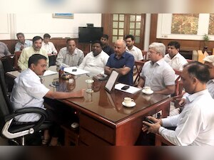 2700 teaching, non-teaching staff of Delhi University may not get salaries if AAP witholds release of funds